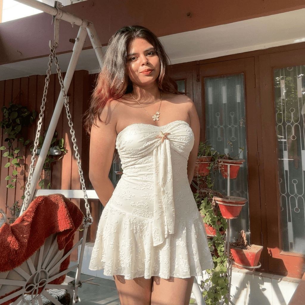 Official partner wearing the virtually applied white dress and necklace